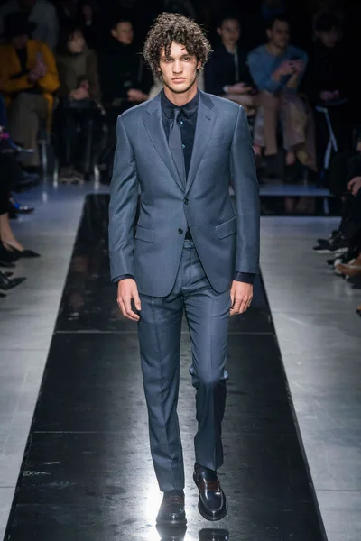 Look 16